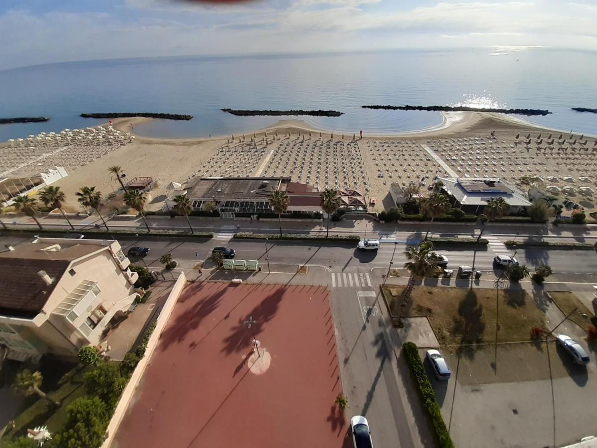 Апартаменты La Terrazza Sul Mare Монтесильвано Экстерьер фото