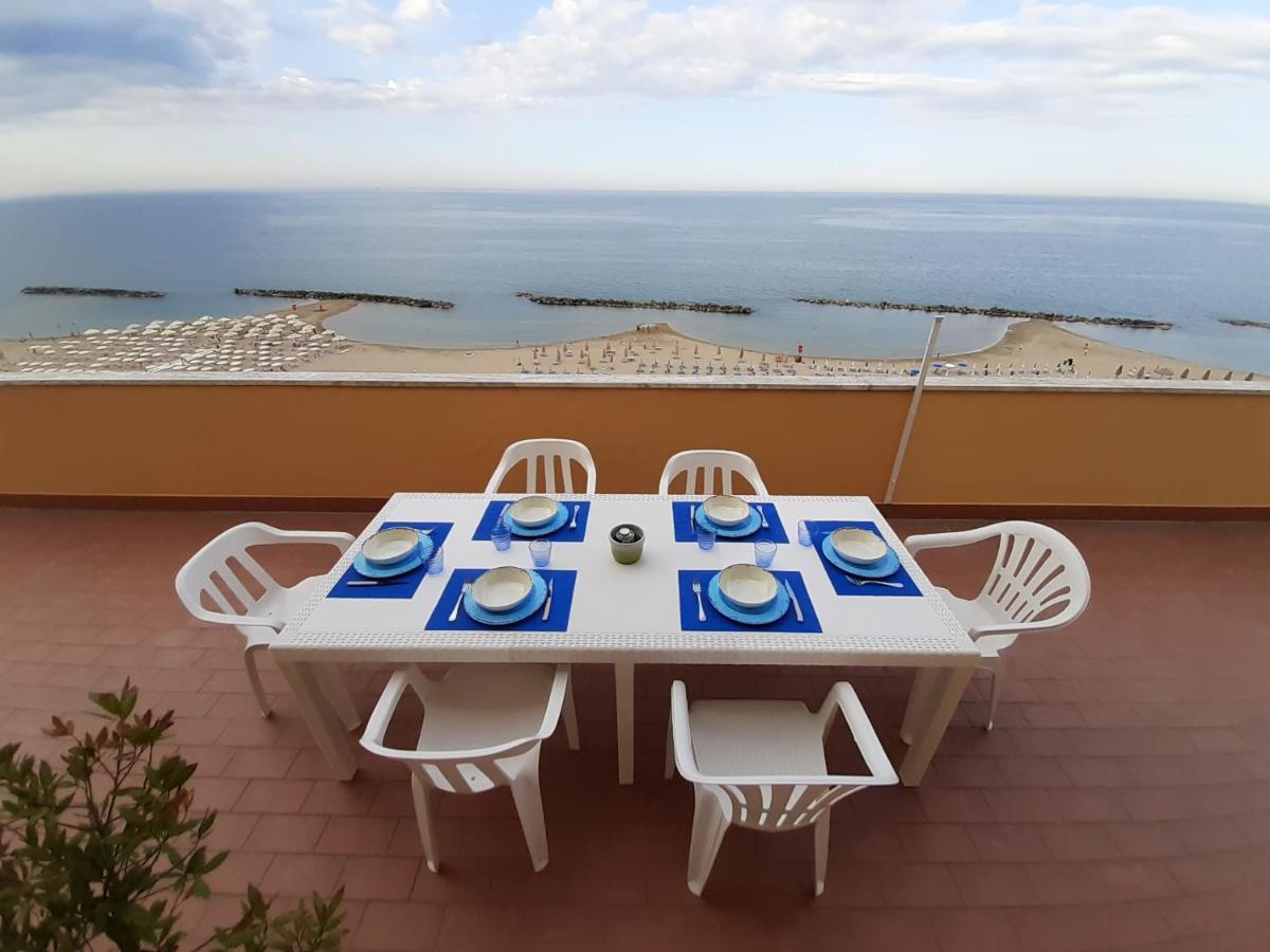Апартаменты La Terrazza Sul Mare Монтесильвано Экстерьер фото