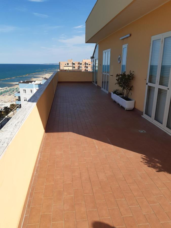Апартаменты La Terrazza Sul Mare Монтесильвано Экстерьер фото