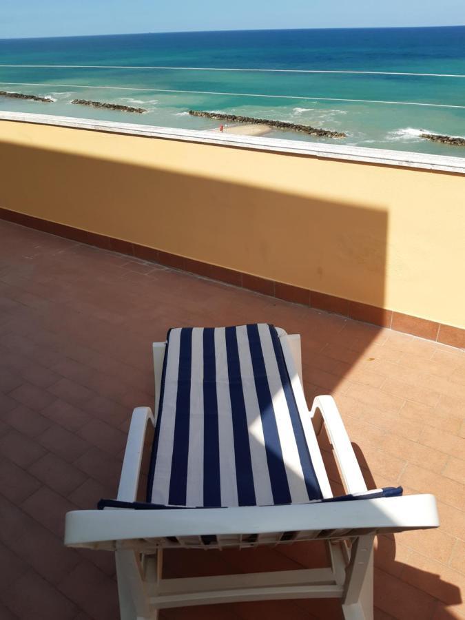 Апартаменты La Terrazza Sul Mare Монтесильвано Экстерьер фото