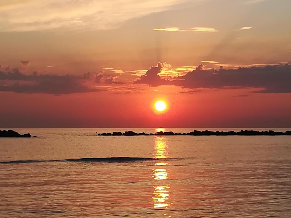 Апартаменты La Terrazza Sul Mare Монтесильвано Экстерьер фото