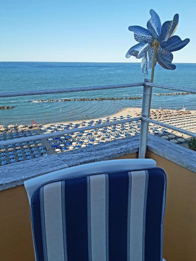 Апартаменты La Terrazza Sul Mare Монтесильвано Экстерьер фото