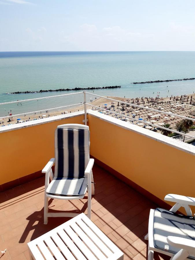 Апартаменты La Terrazza Sul Mare Монтесильвано Экстерьер фото