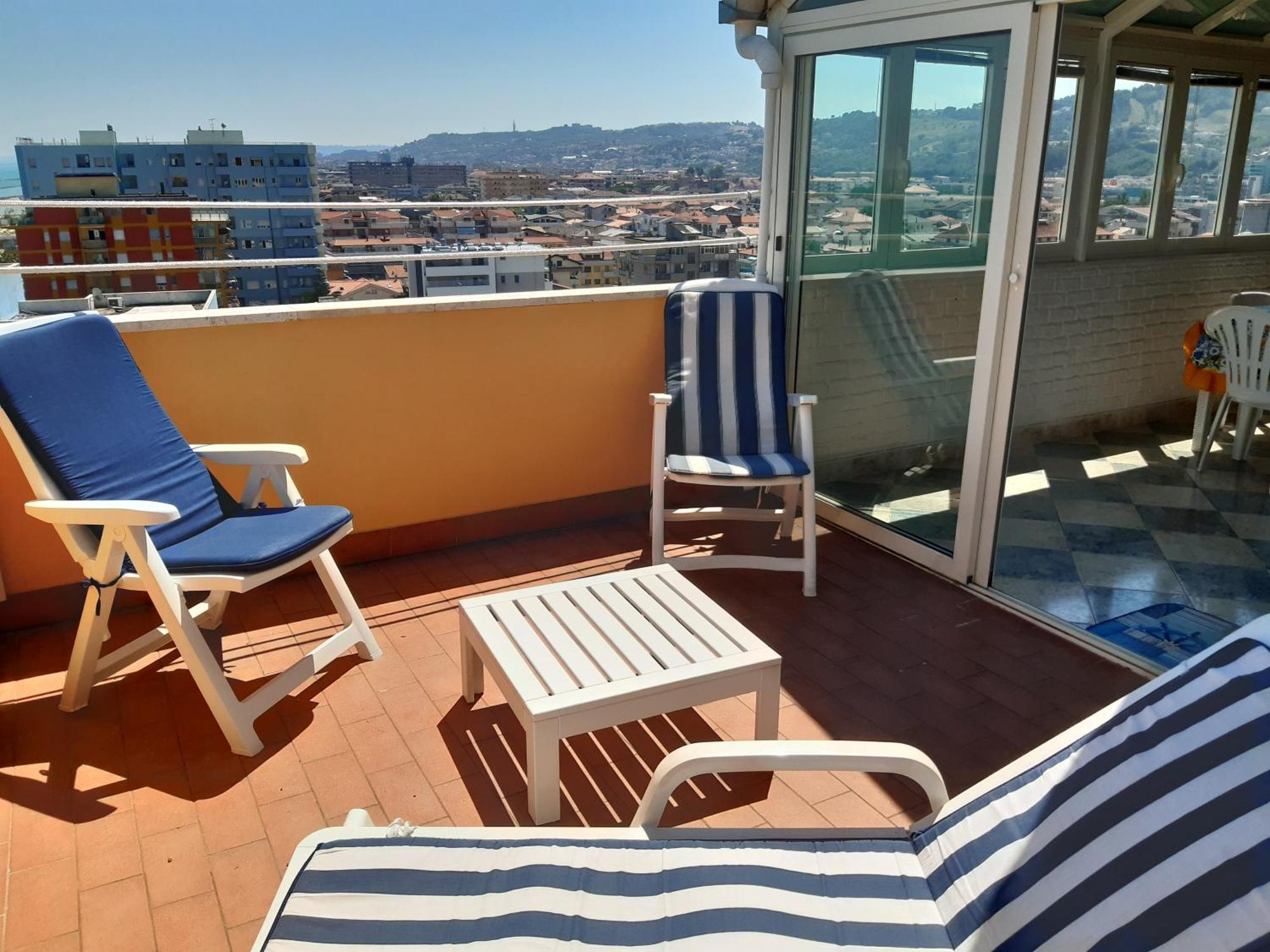Апартаменты La Terrazza Sul Mare Монтесильвано Экстерьер фото